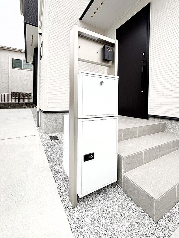 表札・インターホン・ポスト・宅配BOXが一体型となったシンプルデザインの門柱