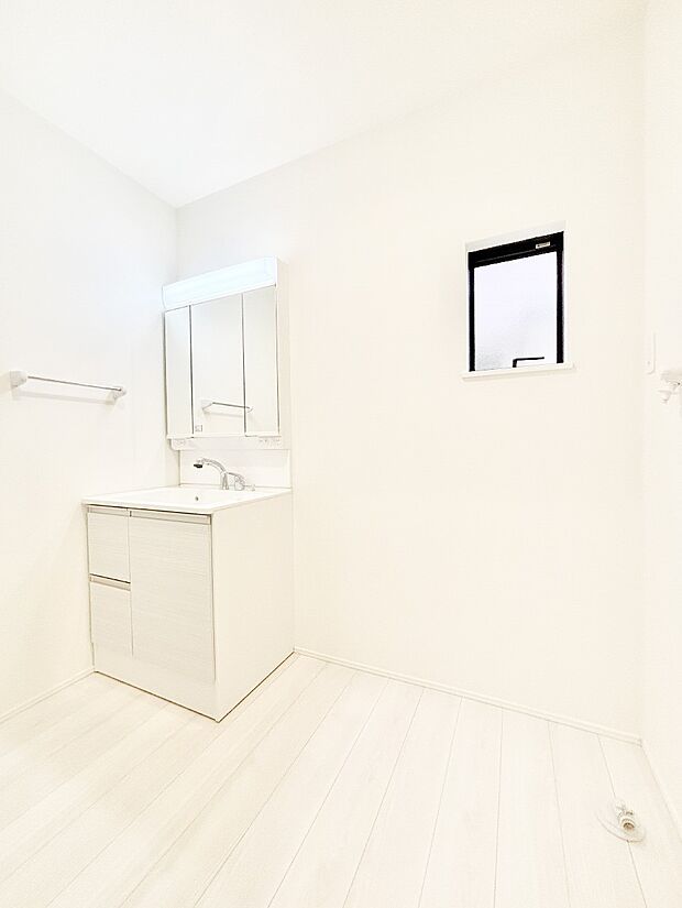 1日の始まりも心地よく!柔らかな朝の光を感じられる窓がついたランドリースペース