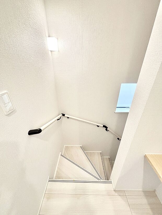 安全性を考慮し階段には手すりを設置しています