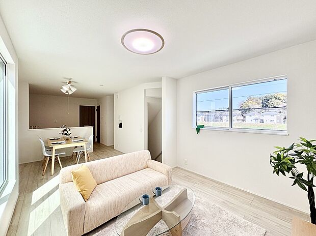 家族団らんの時間も増えそうなくつろぎのリビングダイニング。