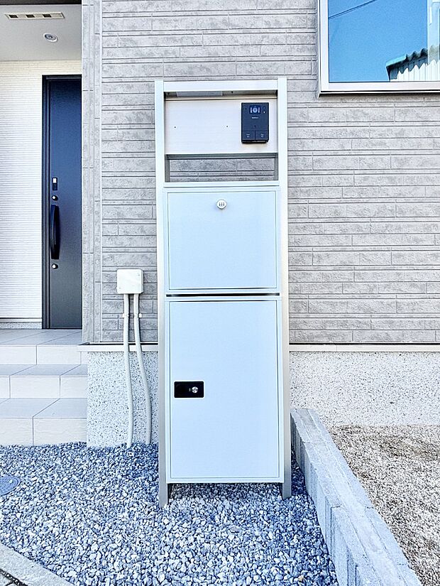 表札・インターホン・ポスト・宅配BOXをひとつに集約。エントランスになじむシンプルデザイン。