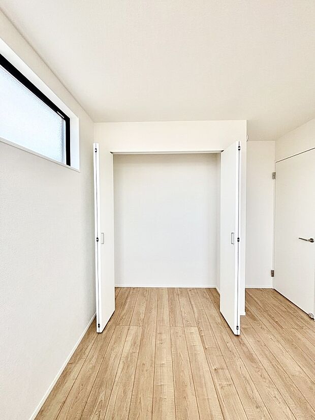 洋室のクローゼット。奥行きがあるので厚手の衣類もすっきり収まります。　