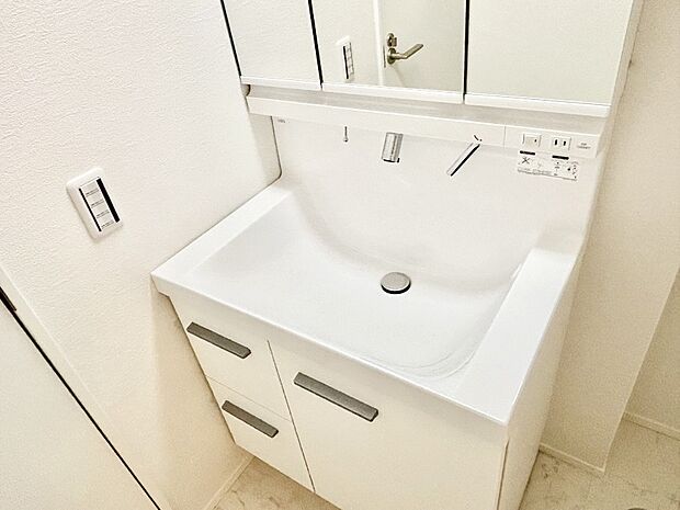 ハンドシャワー付き！使いやすい洗面台。