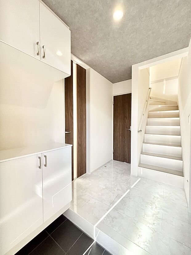 飾り棚を利用して、お越しいただくお客様をおもてなしできます。