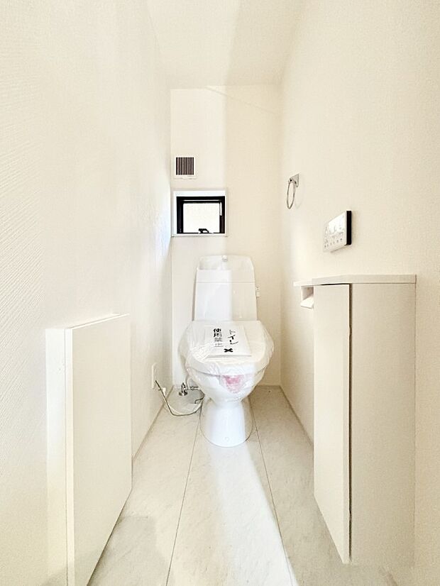 明るく清潔感のあるトイレです。