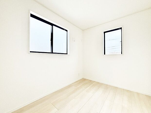 窓からのやさしい光が心地よいプライベートルーム