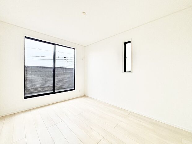 バルコニーが開放感をプラスしてくれる洋室