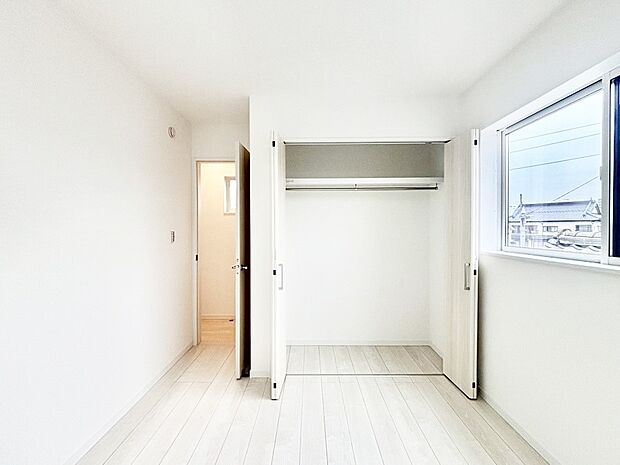 お子さまのお部屋としても!衣類の整理整頓に便利なクローゼット付きの洋室。