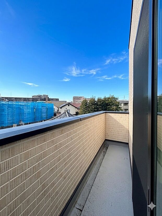 暖かな陽光が降り注ぐバルコニーはお洗濯におすすめ。爽やかな風も心地よいです。