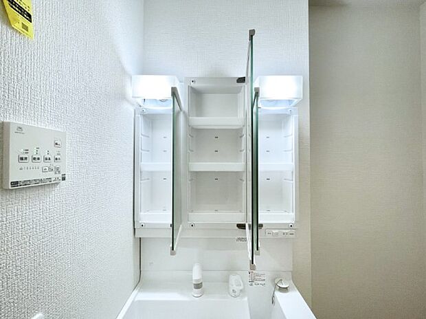 三面鏡の裏に、化粧品や衛生用品などを収納可能。洗面台をすっきりと保ちます!