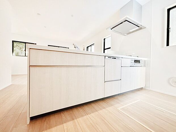 ご家族の会話弾む対面キッチン。お料理中のパパママもご家族と過ごす時間が増えそう！