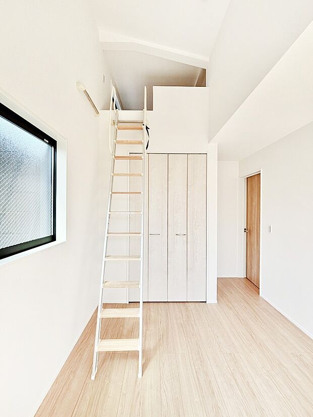 子供部屋を有効活用できるロフト付き。季節品などスッキリ片付けられます!