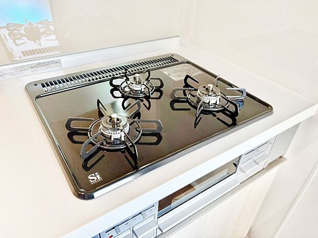 ガスコンロはSiセンサー搭載。火力調節や焦げ付き・消し忘れも防いでくれます。