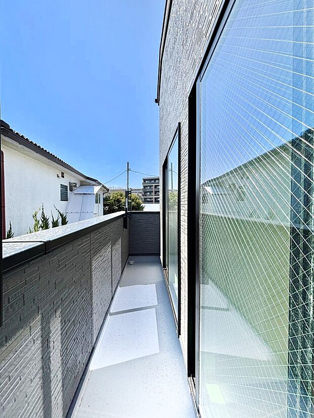 暖かな陽光が降り注ぐバルコニーはお洗濯におすすめ。爽やかな風も心地よいです。