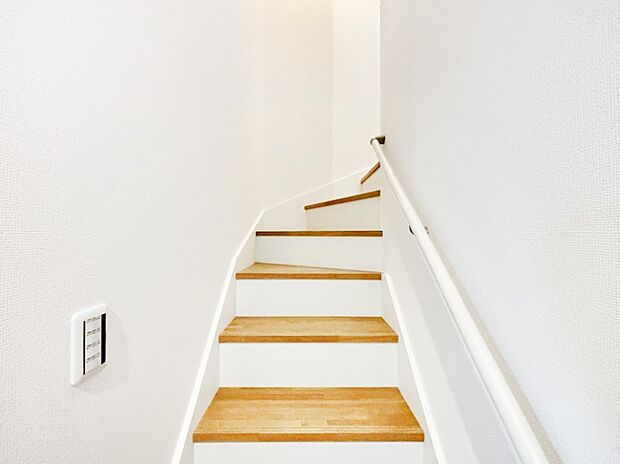 小さなお子様やご年配の方に嬉しい配慮!階段には手摺付きです。