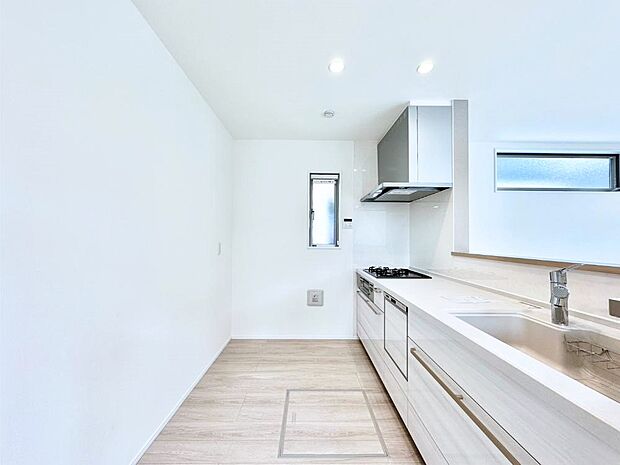 爽やかな風が通り抜けるキッチン。窓があるので明るく換気にも役立ちます。