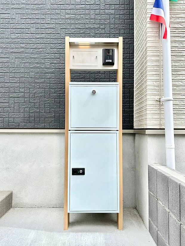 表札・インターホン・ポスト・宅配BOXをひとつに集約。エントランスになじむシンプルデザイン。