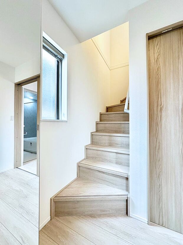 階段は手すり付きなので小さなお子さまやご高齢の方も安心です