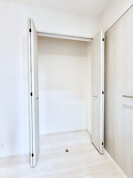玄関ホール収納です。掃除道具やお出かけ用グッズの収納に便利です。