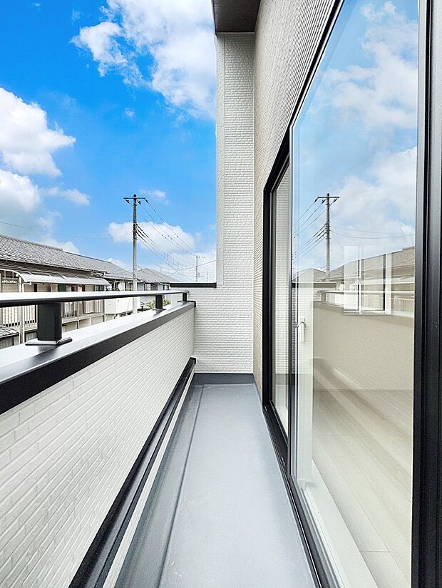 暖かな陽光が降り注ぐバルコニーはお洗濯におすすめ。爽やかな風も心地よいです。