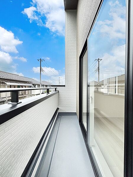 暖かな陽光が降り注ぐバルコニーはお洗濯におすすめ。爽やかな風も心地よいです。