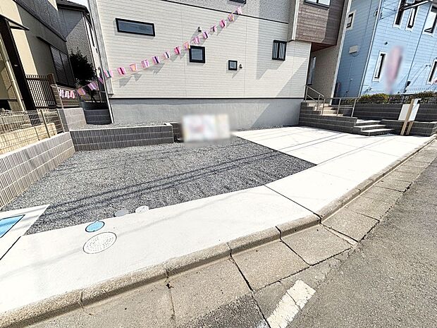 車の出し入れスムーズ!並列駐車3台分のカースペース付きです。