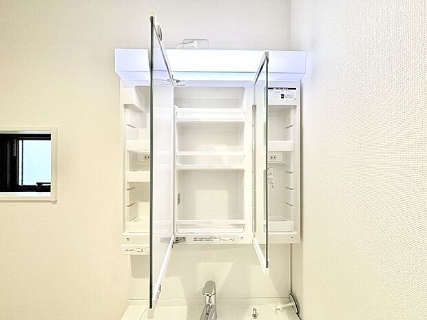 三面鏡の裏に、化粧品や衛生用品などを収納可能。洗面台をすっきりと保ちます!