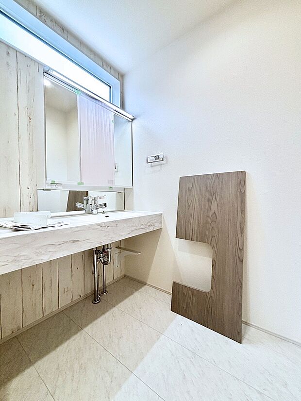 清潔感ある洗面化粧室で朝の身支度も快適