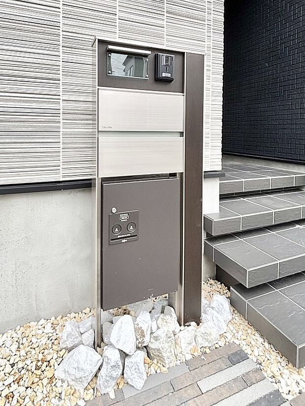 表札・インターホン・ポスト・宅配BOXをひとつに集約。エントランスになじむシンプルデザイン。