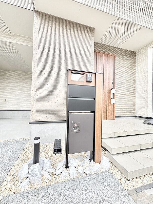 表札・インターホン・ポスト・宅配BOXをひとつに集約。エントランスになじむシンプルデザイン。
