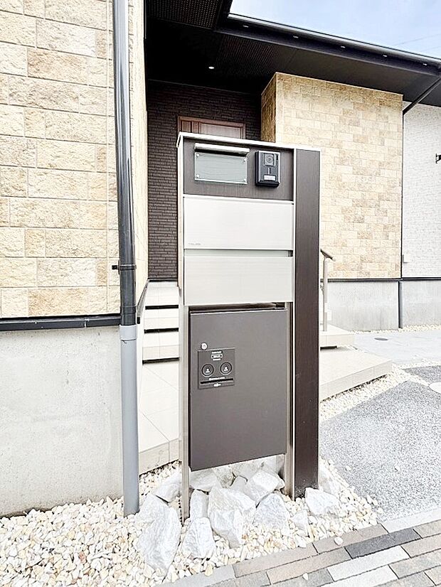 表札・インターホン・ポスト・宅配BOXをひとつに集約。エントランスになじむシンプルデザイン。