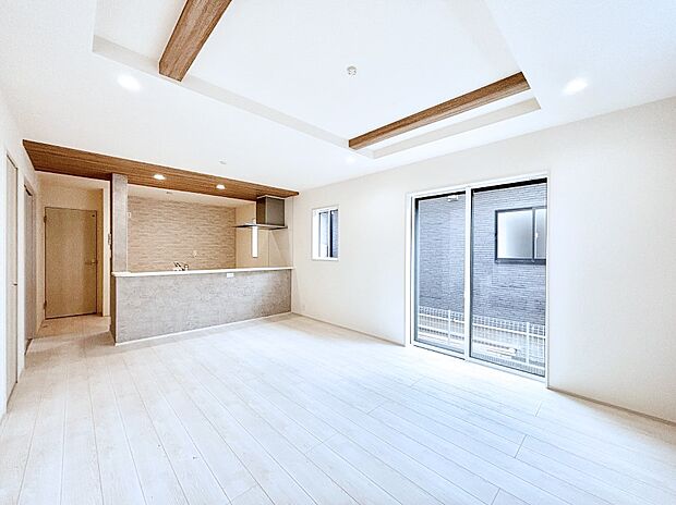 折上天井は立体的な奥行きがあるので、天井が広く見えて開放的な空間を演出できます。