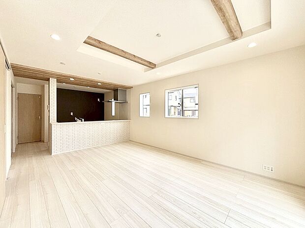 折上天井は立体的な奥行きがあるので、天井が広く見えて開放的な空間を演出できます。  