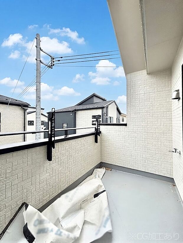 暖かな陽光が降り注ぐバルコニーはお洗濯におすすめ。爽やかな風も心地よいです。