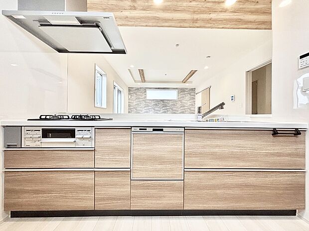 リビングを見渡せる人気のカウンターキッチン。 家族を見守りながら家事をすることができます。