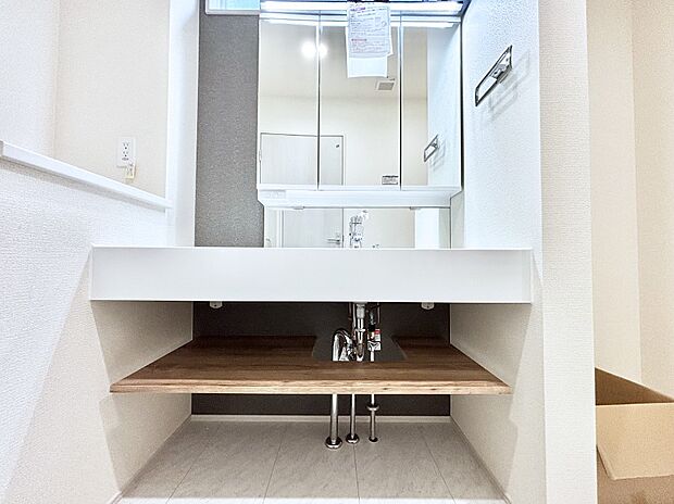 大きく見やすい三面鏡で清潔感ある洗面台は、身だしなみチェックや肌のお手入れにおすすめです。
