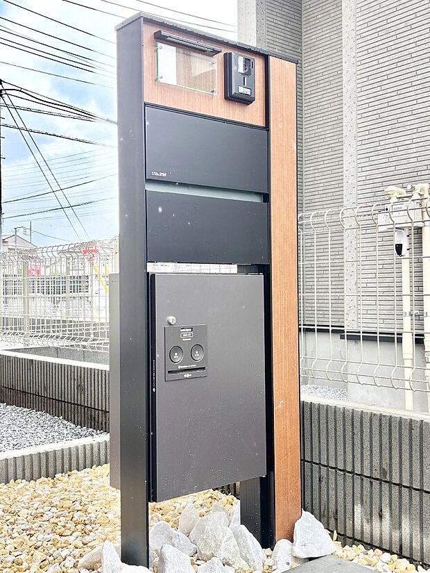 表札・インターホン・ポスト・宅配BOXをひとつに集約。エントランスになじむシンプルデザイン。