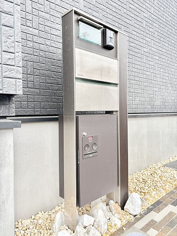表札・インターホン・ポスト・宅配BOXをひとつに集約。エントランスになじむシンプルデザイン。