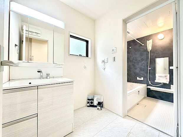 清潔感ある洗面化粧室で朝の身支度も快適