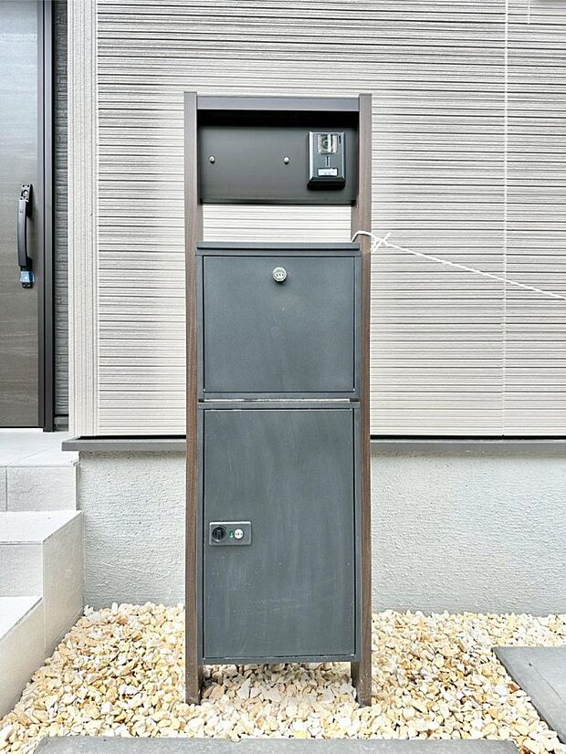 表札・インターホン・ポスト・宅配BOXをひとつに集約。エントランスになじむシンプルデザイン。