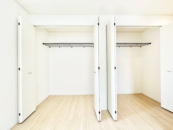 毎日着る衣類や荷物などの収納に便利なクローゼット付きです。