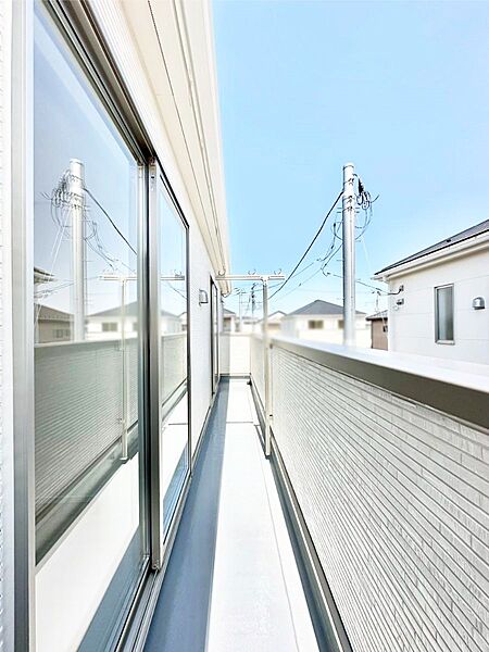 2部屋にまたがる広いバルコニー。晴れた日には洗濯物も気持ちよく干せそうですね。