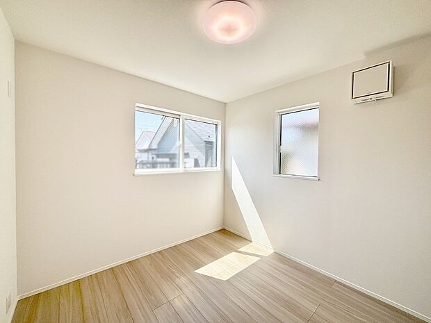 2面採光で気持ちよく自然光が取り入れられるのでお子様のお部屋にもピッタリ