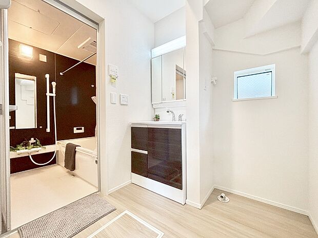 ゆとりの洗面スペースで朝の身支度もラクラク