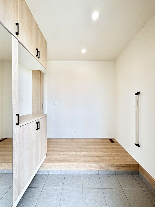 明るい玄関はお客様をお出迎えするのにぴったりです!