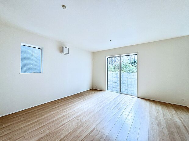 大きな窓からたっぷりの陽光と風を感じられるリビング