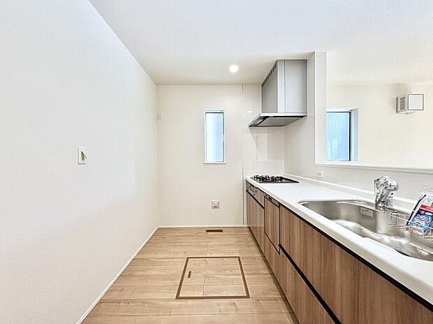 爽やかな風が通り抜けるキッチン。窓があるので明るく換気にも役立ちます。