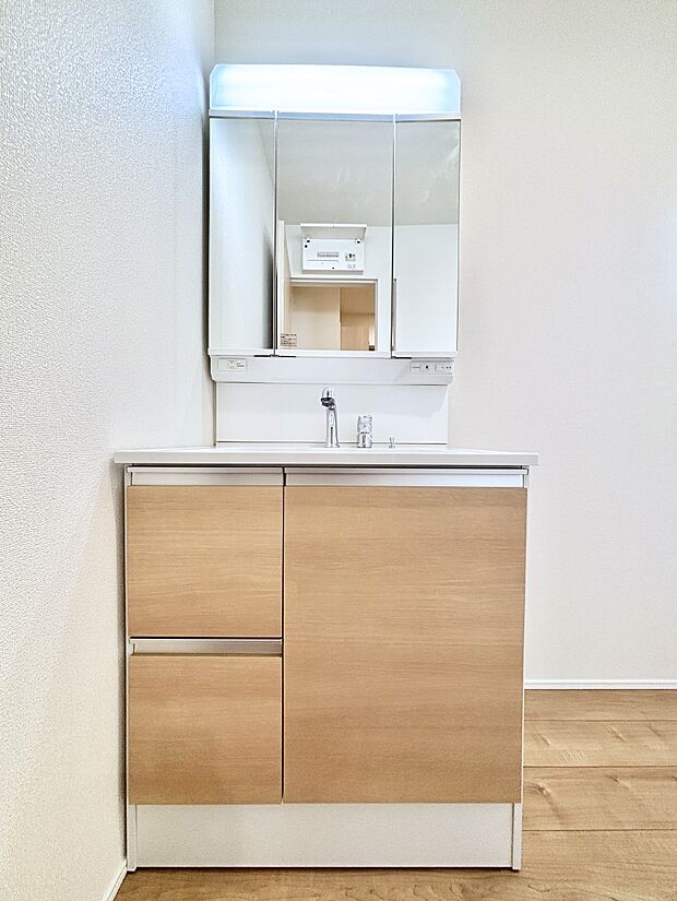 大きく見やすい三面鏡で清潔感ある洗面台は、身だしなみチェックや肌のお手入れにおすすめです。