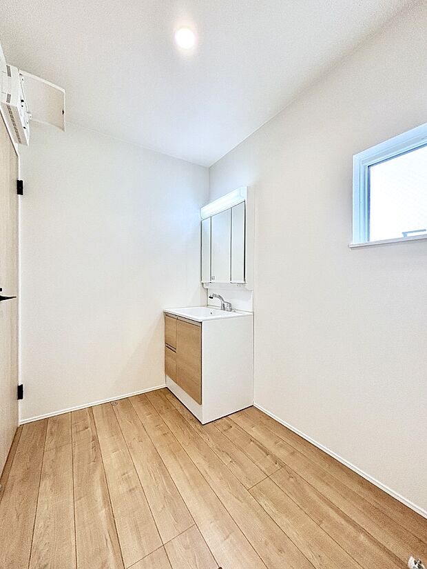 清潔感のある快適空間です。毎日の身支度も気持ち良くお使い頂けます。