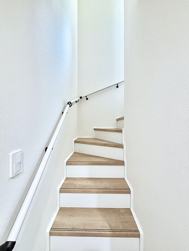 安全性を考慮し階段には手すりを設置しています